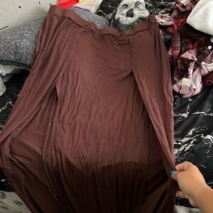 Long skirt with slits worn on 3X